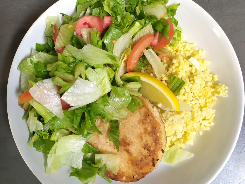 Grillezett lazacpogácsa, kölessel natúr salátával